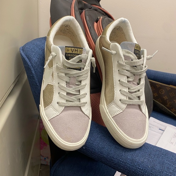 Golden Goose White and Gold Sneakers - Picture 2 of 3